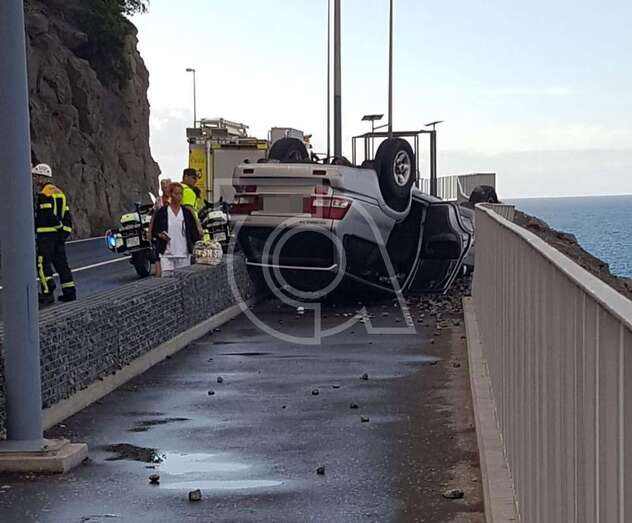 Imagen del coche volcado (Foto TA)